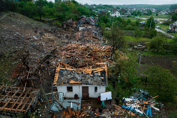 Casas residenciales destruidas por una huelga rusa en Korostyshiv, región de Zhytomyr