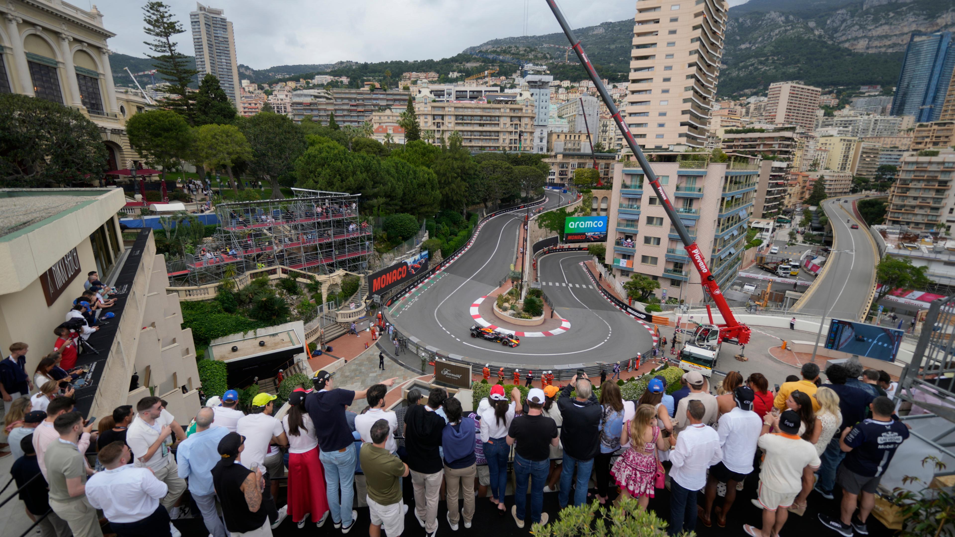 24 de mayo de 2024, Mónaco: el piloto de Red Bull Max Verstappen de los Países Bajos controla su auto de carreras durante el segundo entrenamiento gratuito en la pista de carreras en Mónaco.