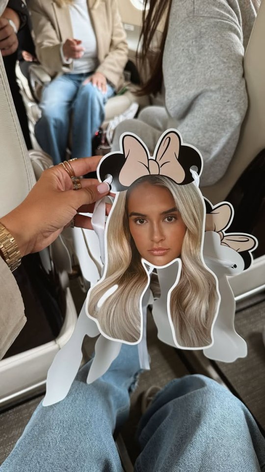 Minnie mouse oreja con la cara de una mujer en un jet privado.