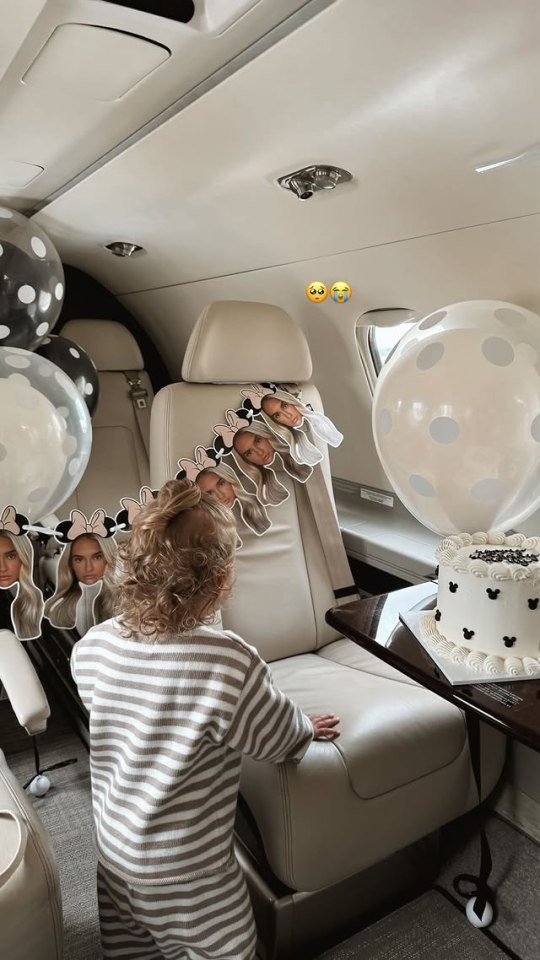 Niño pequeño en jet privado con decoraciones de cumpleaños.
