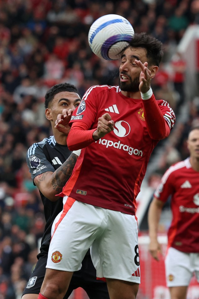 Bruno Fernandes del Manchester United encabezando el balón durante un partido.