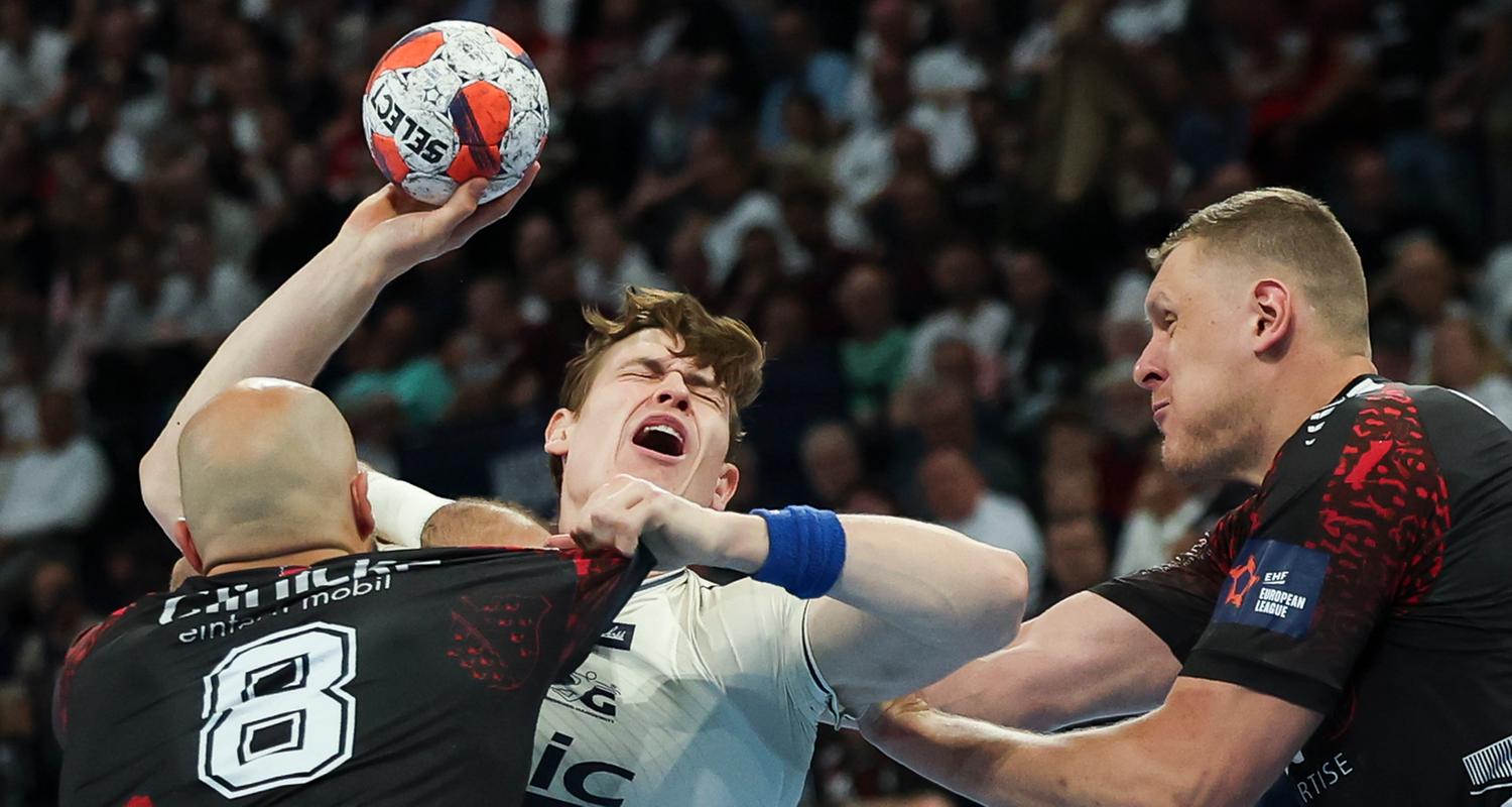 Flensburgs Lukas Lindhard Jörgensen se evita de Melsungens Adrian Sipos y Dainis Kristopans en la basura.