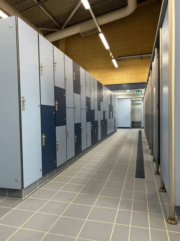 Lockers en un vestuario de piscinas.