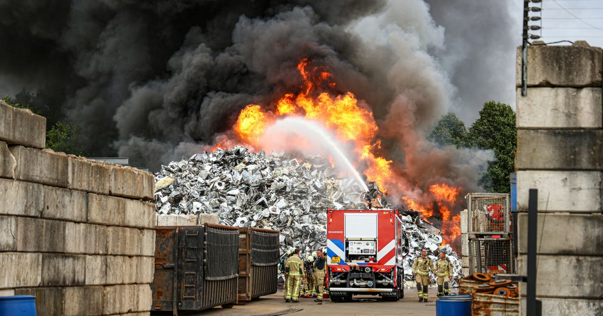 Gran incendio en el procesador de metal en Emmen