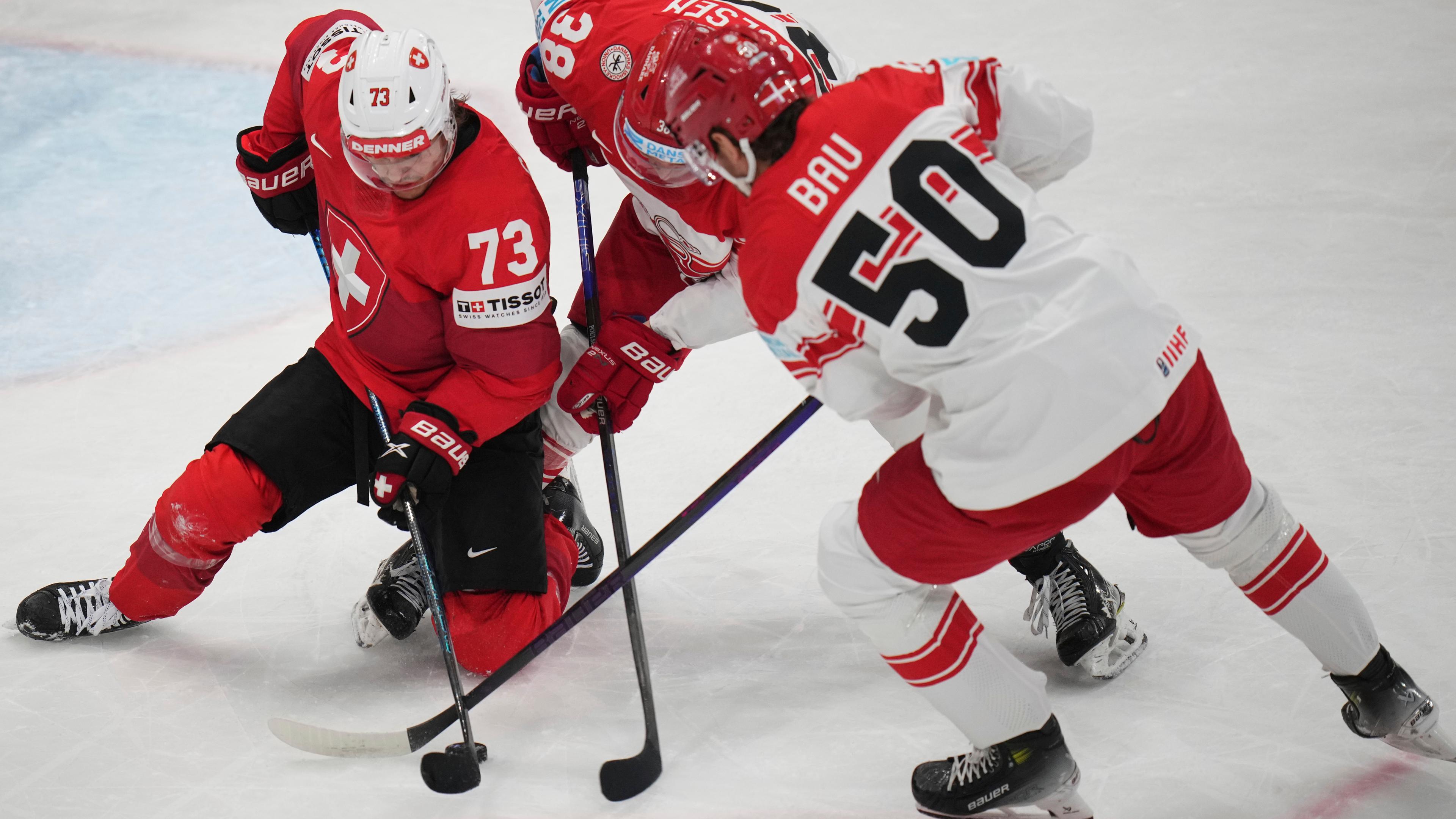 Mathias Bau (R) de Dinamarca contra Sandro Schmid (L) de Suiza.