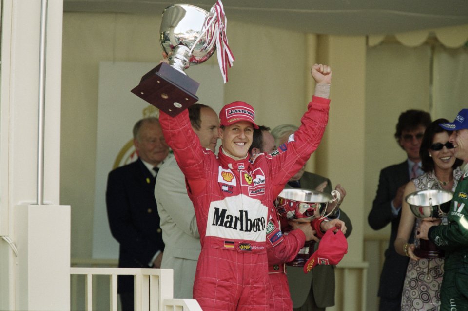 Michael Schumacher sosteniendo un trofeo después de ganar el Gran Premio de Fórmula de Mónaco.
