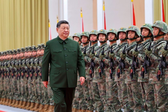 Xi Jinping revisa las tropas durante su inspección de la guarnición del Ejército de Liberación del Pueblo Chino en Macao