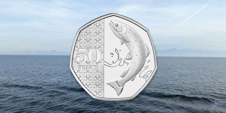 50 Pence Coin que representa un salmón, superpuesto en una escena oceánica.