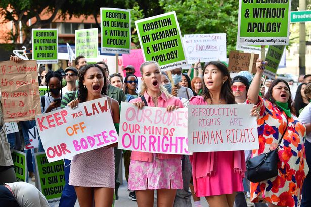 Los manifestantes proabortistas se reúnen fuera del tribunal de los Estados Unidos para defender los derechos del aborto en el centro de Los Ángeles el 3 de mayo de 2022