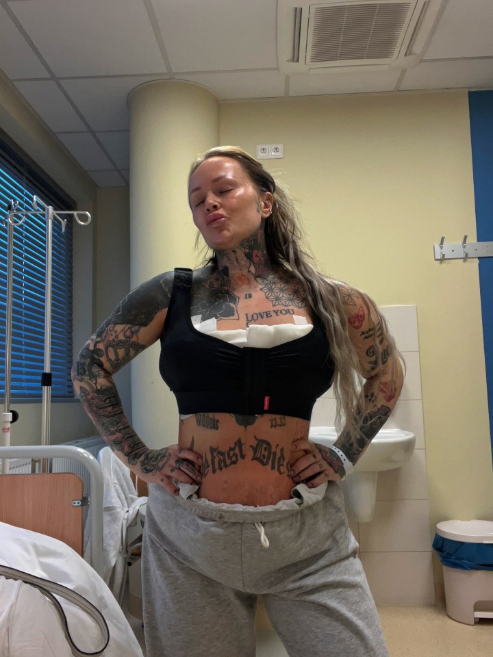 Mujer en una habitación de hospital después de la cirugía de reducción de senos.