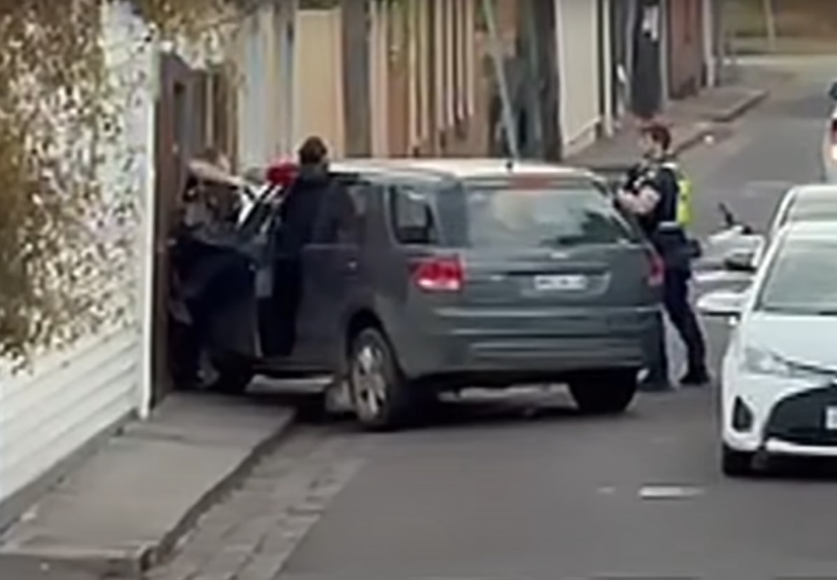 Momento aterrador gritando al policía se ve obligado a disparar