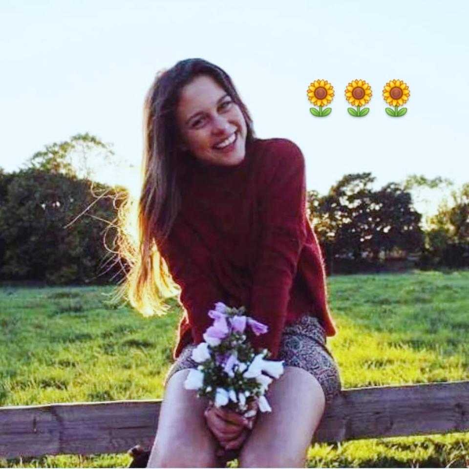 Foto de Jess North sosteniendo flores.