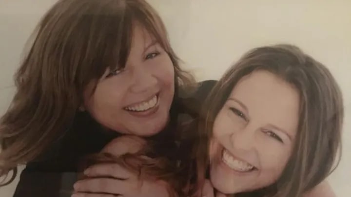 Jess North y su madre sonriendo juntos.