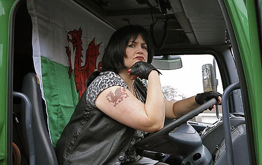 Nessa de Gavin y Stacey conduciendo un camión.
