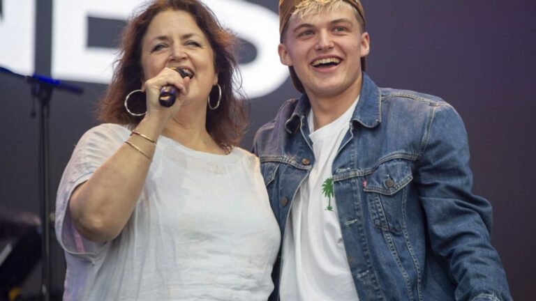 Mira el dulce momento, Ruth Jones se reúne con Neil