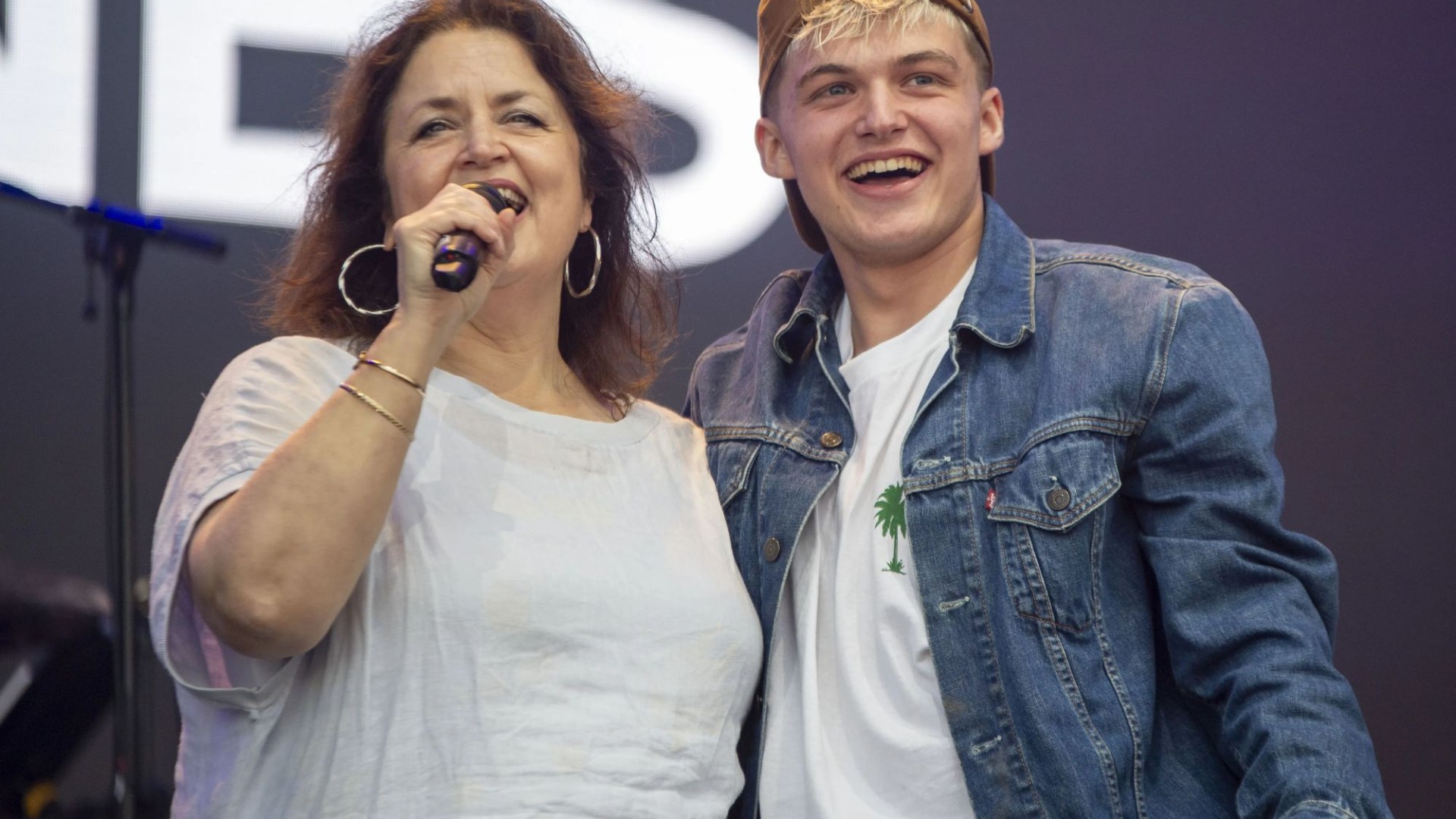 Mira el dulce momento, Ruth Jones se reúne con Neil
