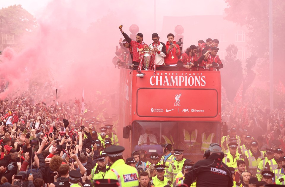 Los jugadores de Liverpool celebran la victoria de la Premier League en un desfile.