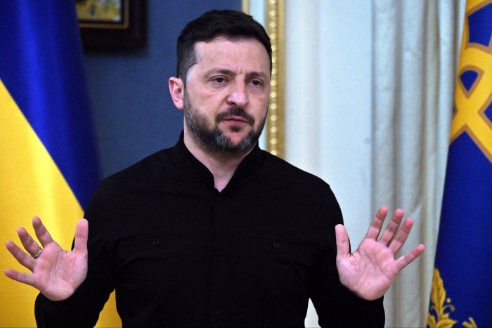 Volodymyr Zelenskyy habla con periodistas
