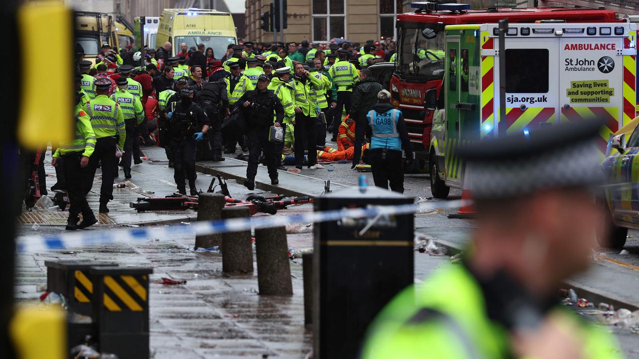Liverpool: el auto conduce a una multitud