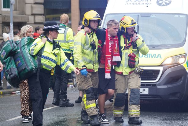 Los servicios de emergencia fueron llamados a Water Street de Liverpool después de que un automóvil condujera a un desfile de personas
