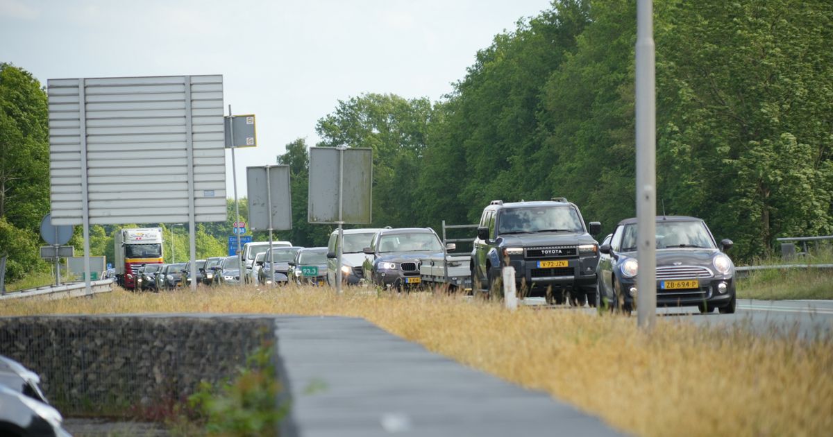 Camión se detiene después del accidente: Archivo alrededor de Traffic