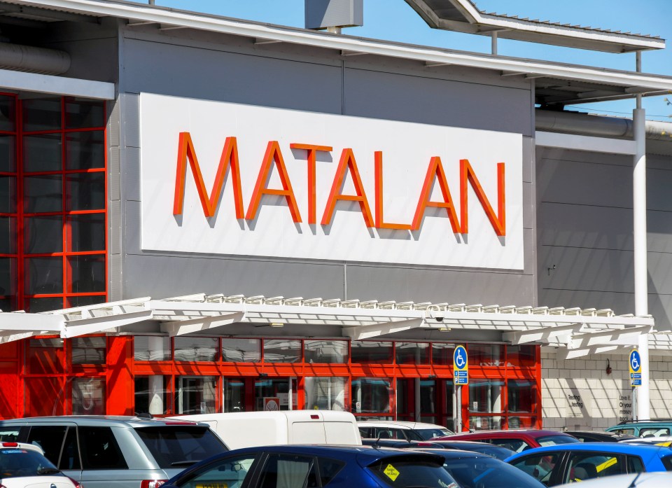 Matalan Store Entrada con autos en el estacionamiento.