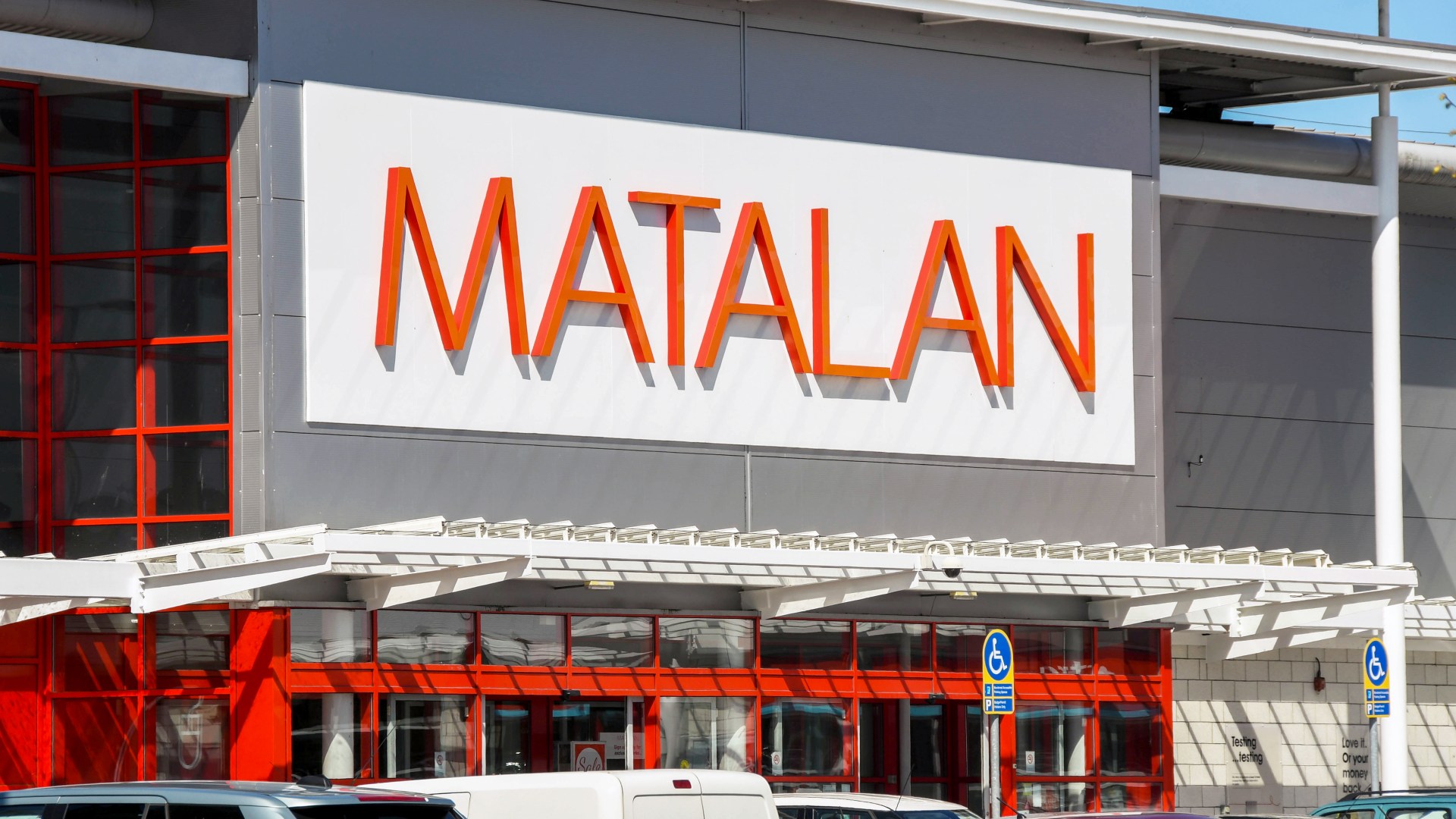 Los compradores de Matalan se apresuran a comprar £ 20
