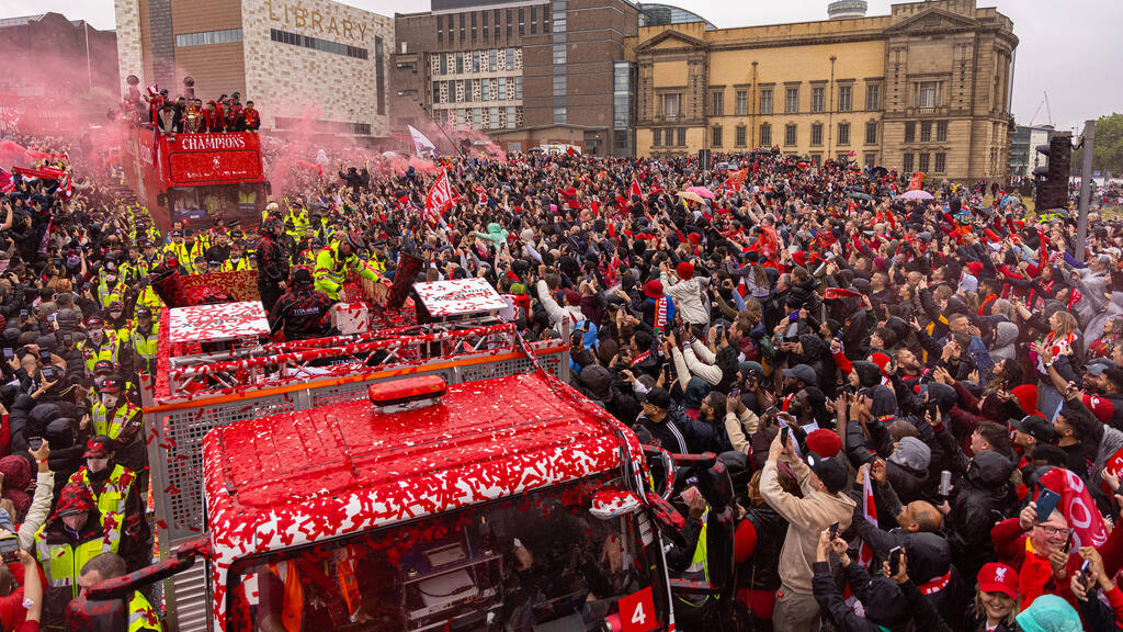 Auto Rast en Reds-Parade en la multitud