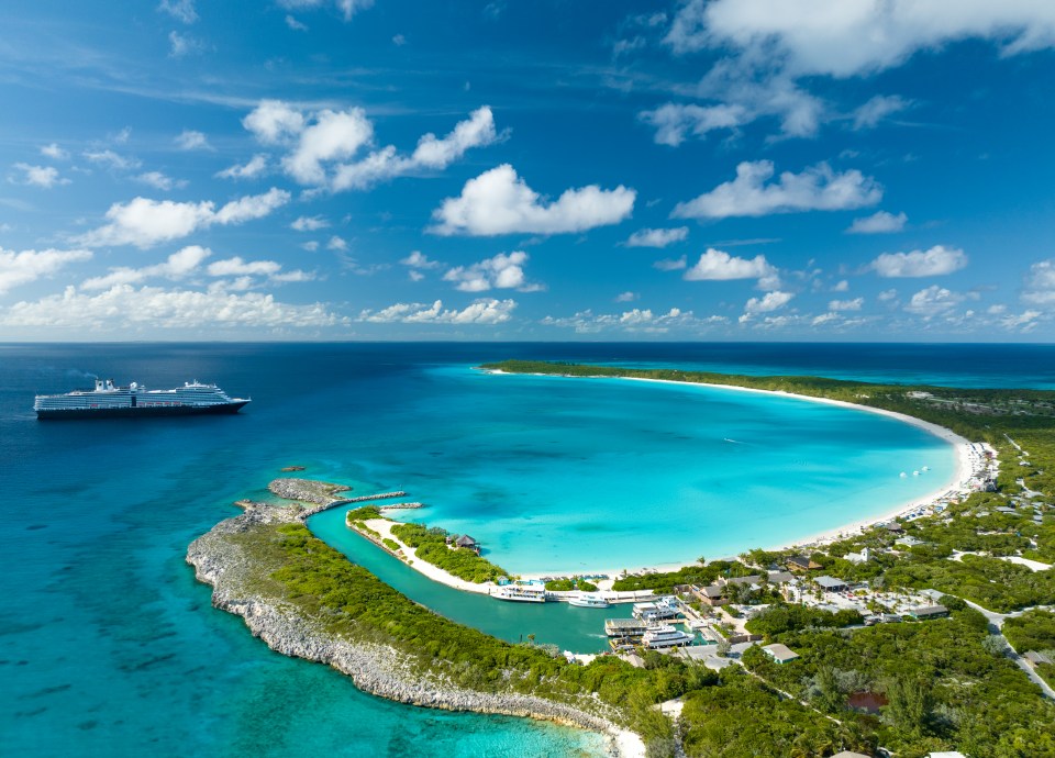 Vista aérea de Half Moon Cay con un crucero en alta mar.