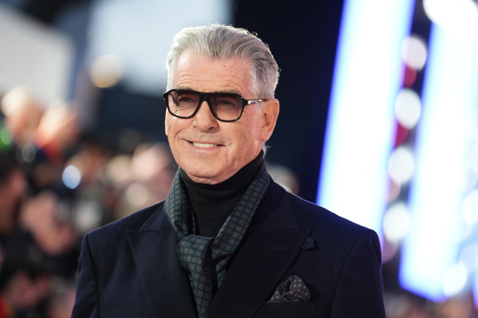Tiro en la cabeza de Pierce Brosnan.