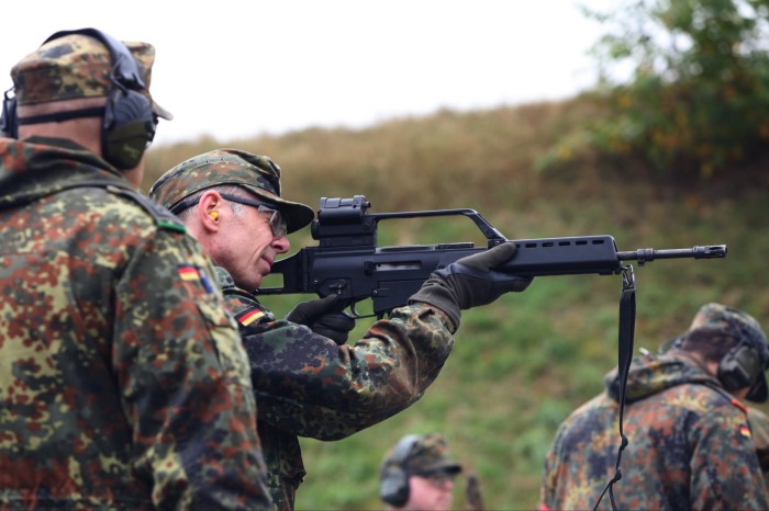 un reservista uniformado apuntando a un rifle