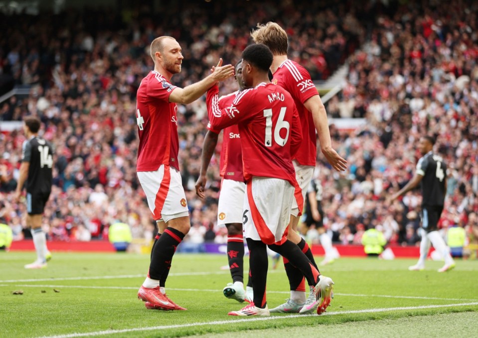 Fútbol de fútbol - Premier League - Manchester United v Aston Villa - Old Trafford, Manchester, Gran Bretaña - 25 de mayo de 2025 El Amad Diallo del Manchester United celebra anotando su primer gol con Christian Eriksen Reuters/Chris Radburn solo uso editorial. No se usa con audio no autorizado, video, datos, listas de accesorios, logotipos de club/liga o servicios 'en vivo'. Uso en el partido en línea limitado a 120 imágenes, sin emulación de video. No sirve de nada en las publicaciones de apuestas, juegos o clubes/liga/jugadores. Póngase en contacto con su representante de cuenta para obtener más detalles.