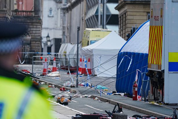 Carpas policiales rodeadas de escombros en la escena en Water Street, cerca del edificio del hígado, en el centro de la ciudad de Liverpool 