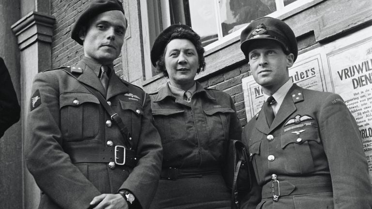 Ayudantes Peter Tazelaar (izquierda) Rie Stokvis y Erik Hazelhoff Roelfzema, 2 de mayo de 1945 Breda (Foto: NA)