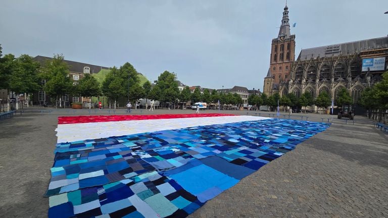 4500 piezas de tela única juntas forman la bandera holandesa (Foto: Noël Van Hooft).