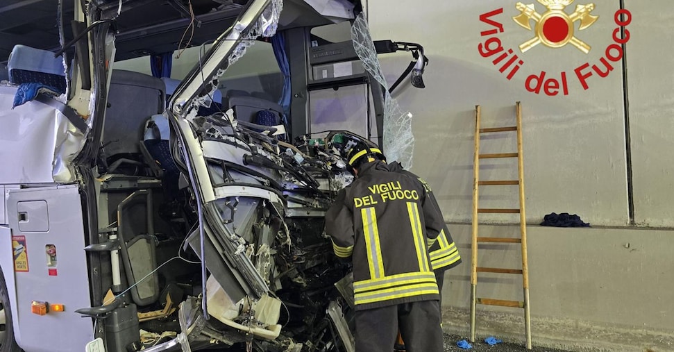 Accidente entre camión y autobús escolar en Como: un maestro,