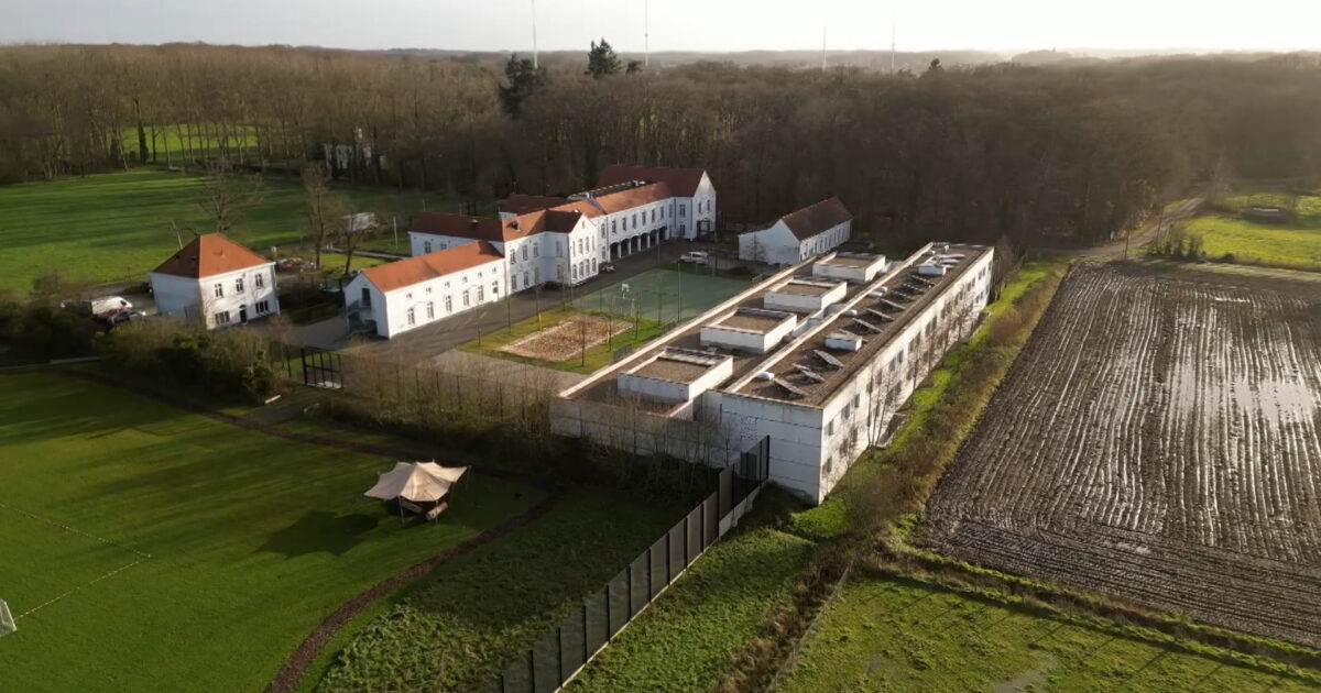 Adolescente violento a la institución cerrada después del educador de