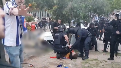 Al menos diez heridos después de que el automóvil conduzca
