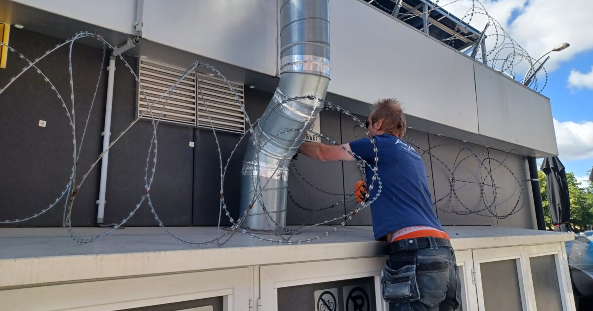 Alambre de púas en el techo de Frituur: los fanáticos