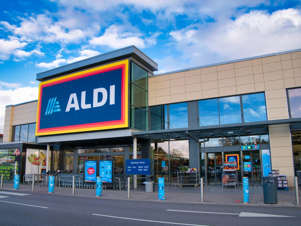 Vista exterior de un supermercado Aldi.