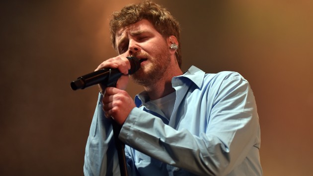 Alex Warren cancela dos paradas más de gira debido a