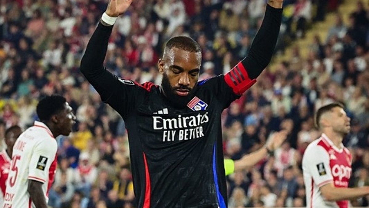 Alexandre se despide de Lyonte en Lacazette