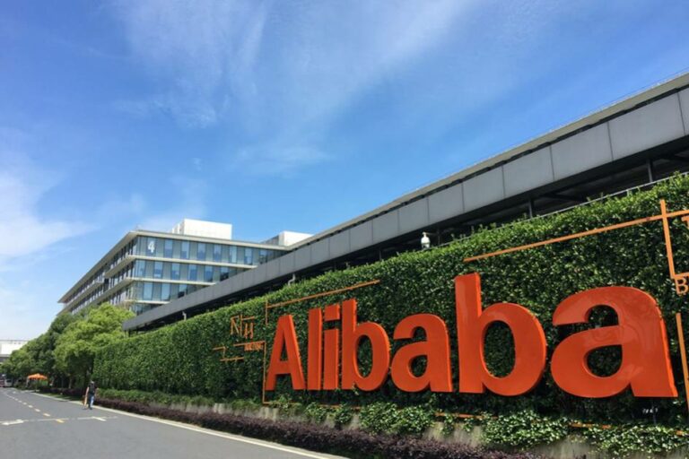 Alibaba informa al aumento de las ventas anuales en un