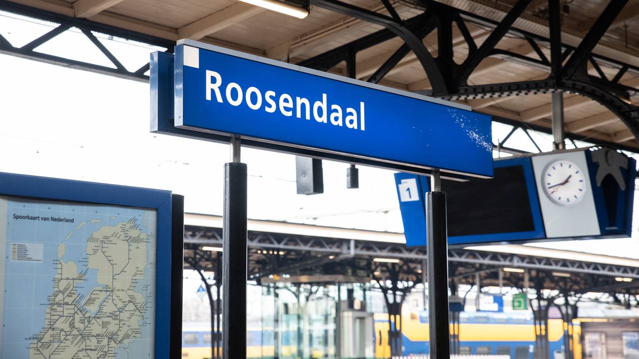 Amenaza con un cuchillo en tren completo, la policía usa