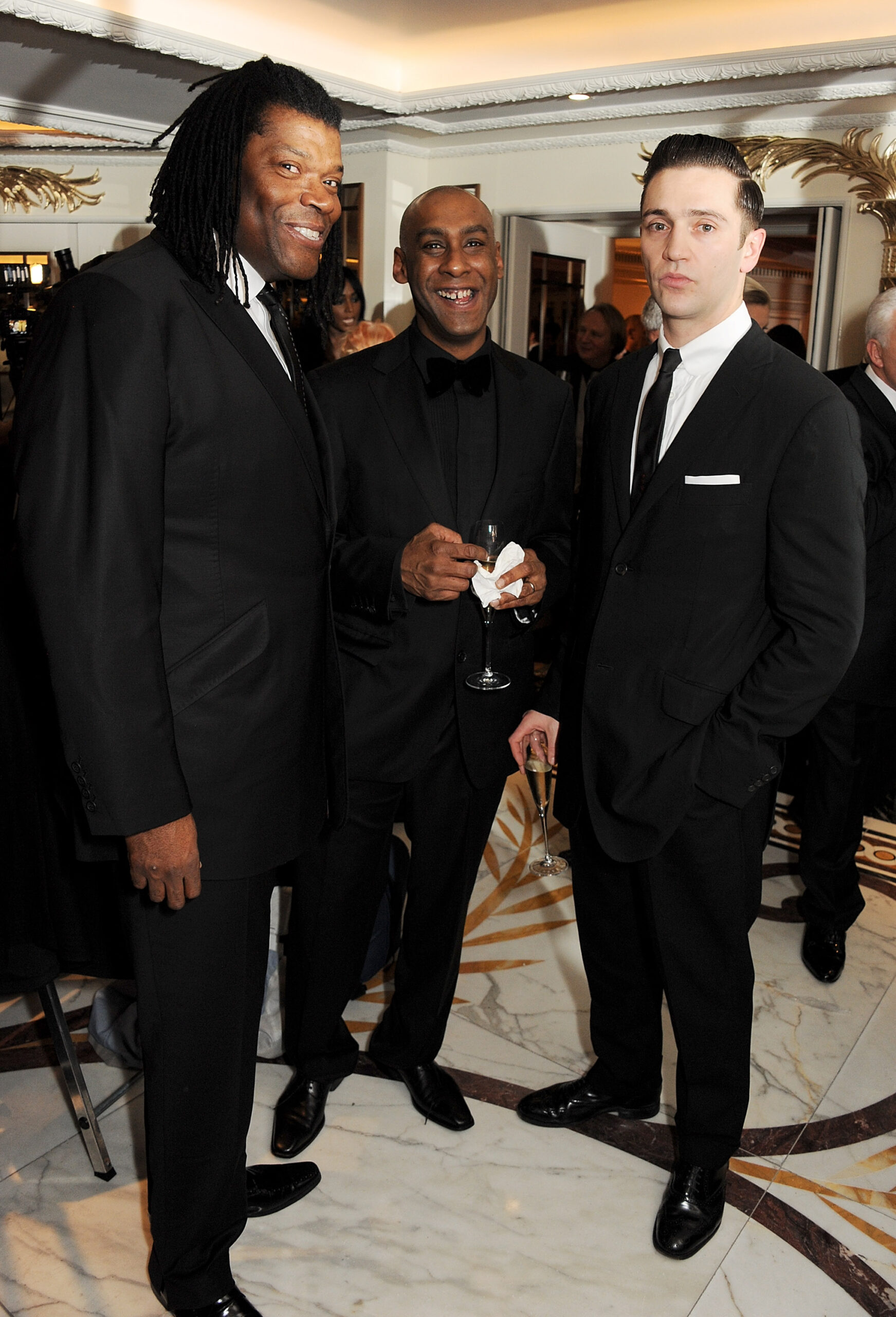 Dale Davis (M) con el gerente de Amy Winehouses Raye Cosbert (L) y su enumno esposo Reg Traviss (R)