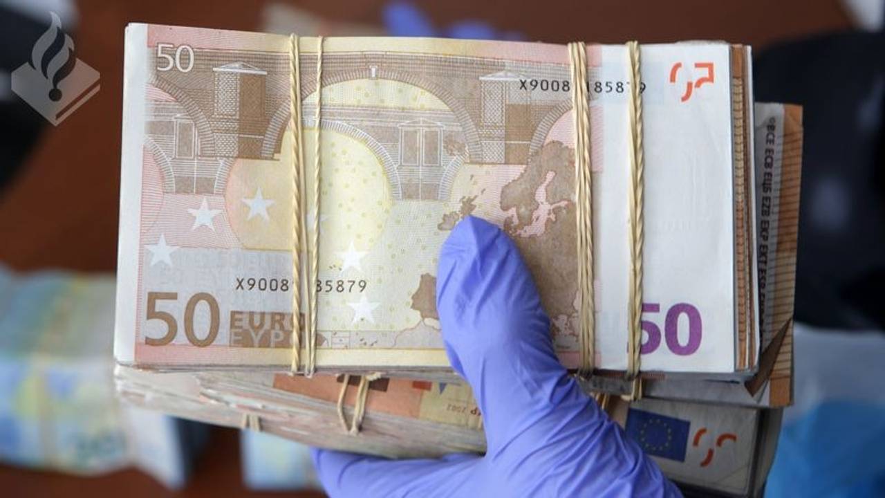 Arma de fuego y miles de euros en dinero falso