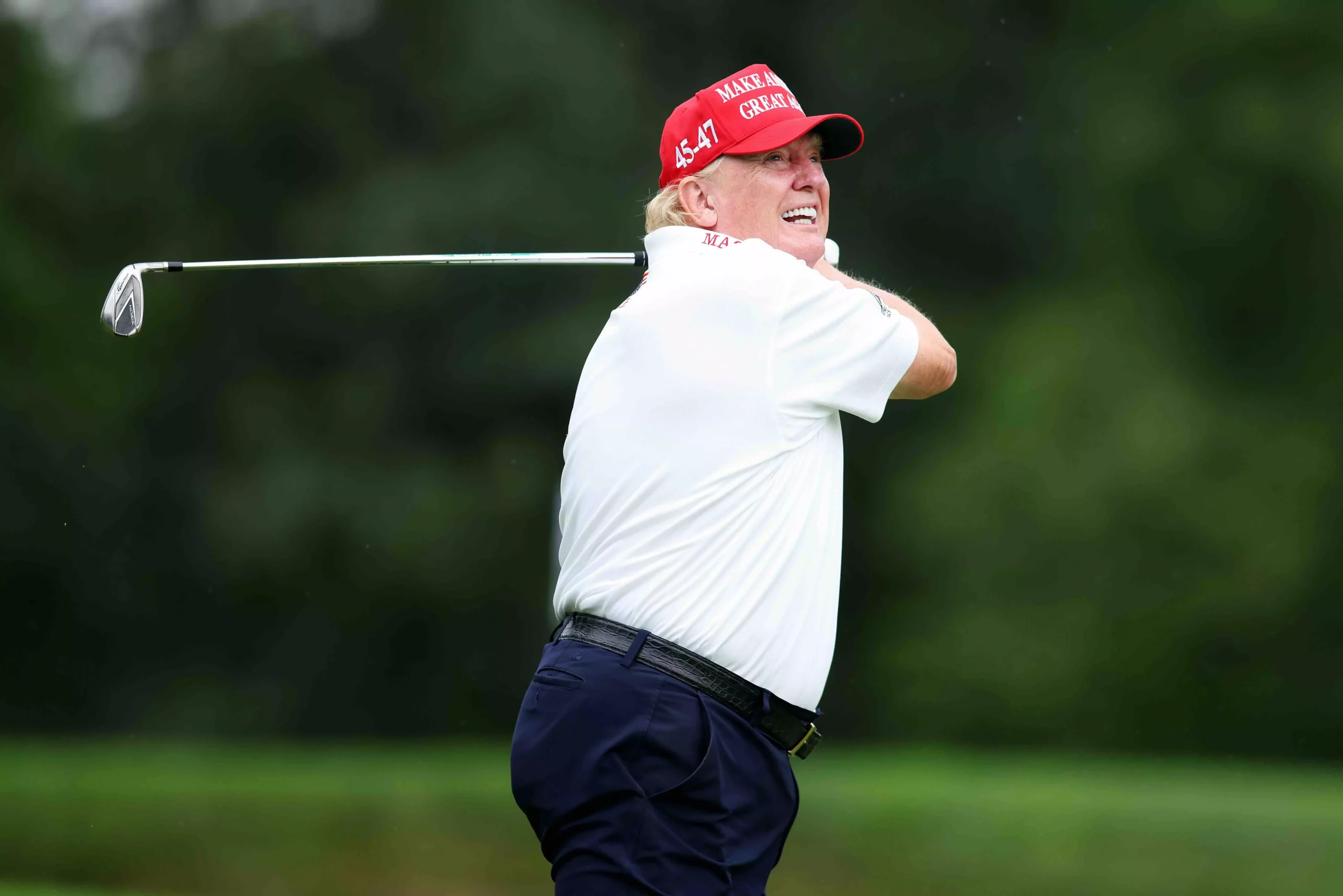 Asamblea falsa: Trump salta a aceros con pelota de golf