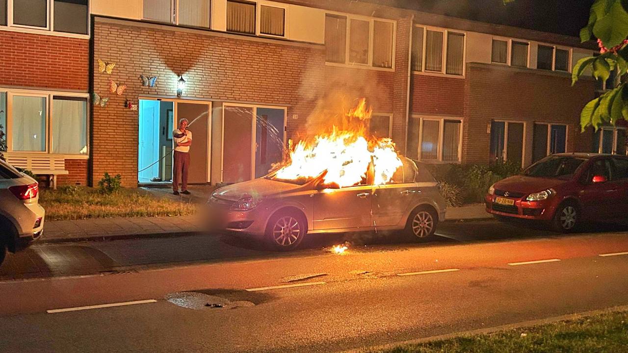 Auto en llamas, el sospechoso se aleja a alta velocidad