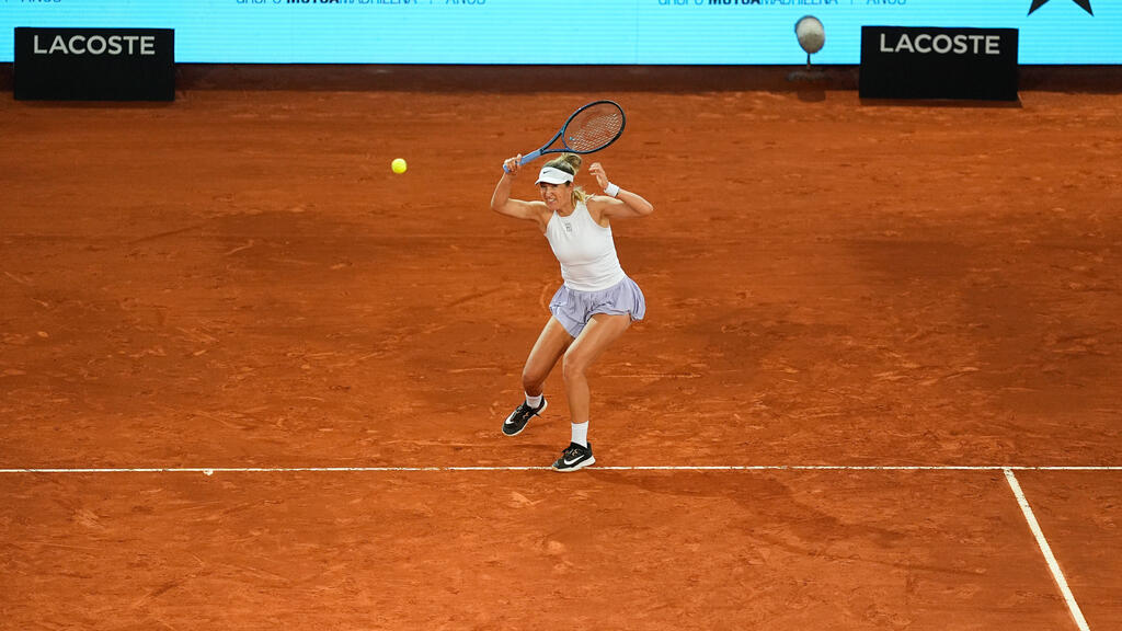 Azarenka barre al oponente de la corte