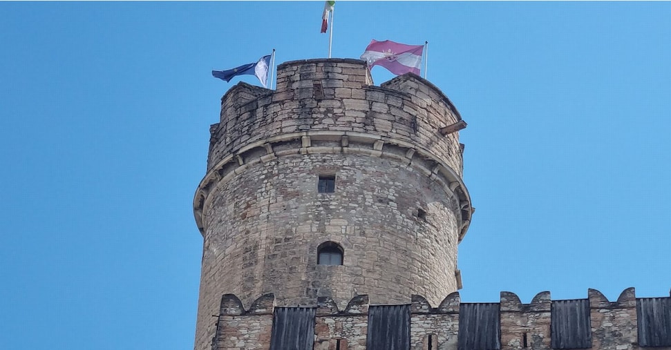 Bandera de la provincia de Trento vs Flag de Austria: